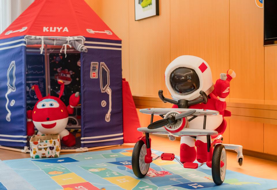 酷芽超級飛俠太空湖景雙床房