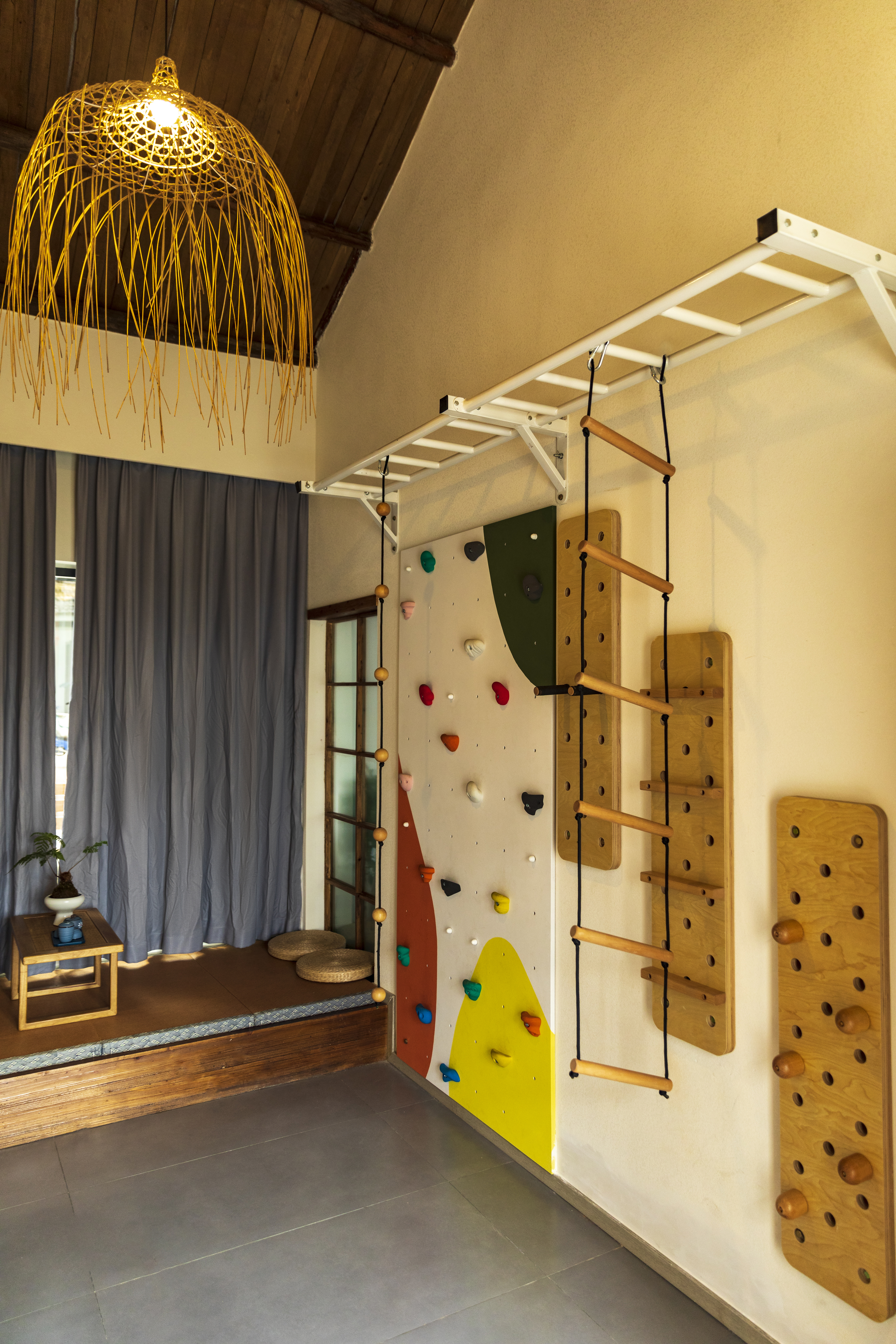 丘壠-攀岩亲子主题房