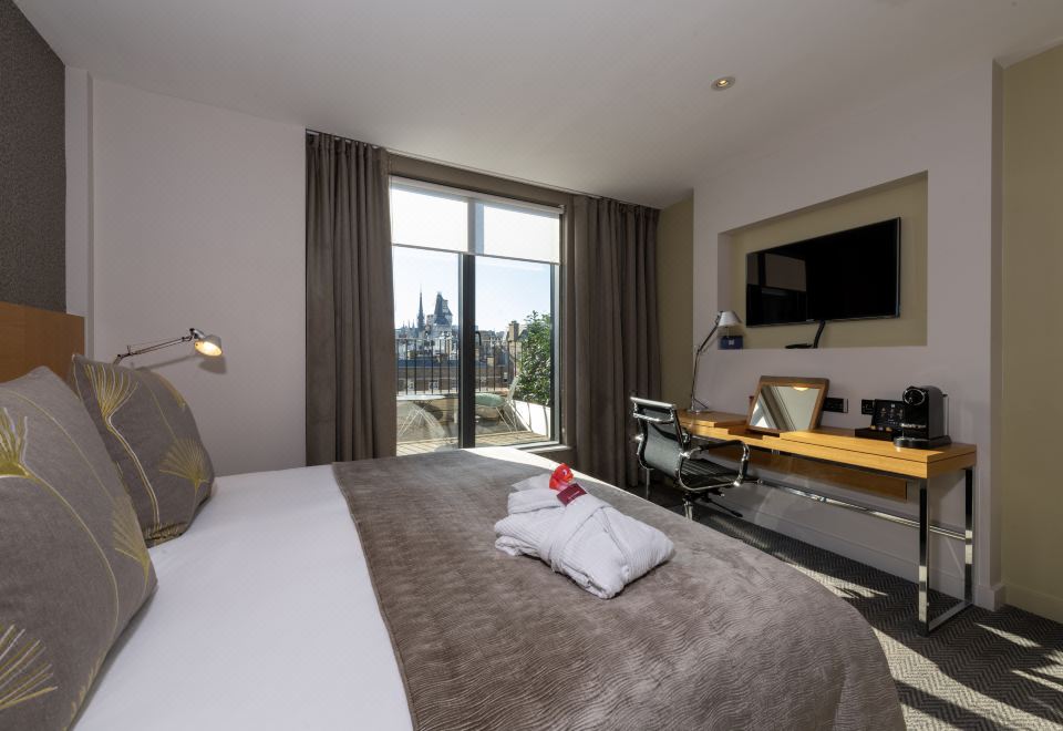 城市特大床阳台房