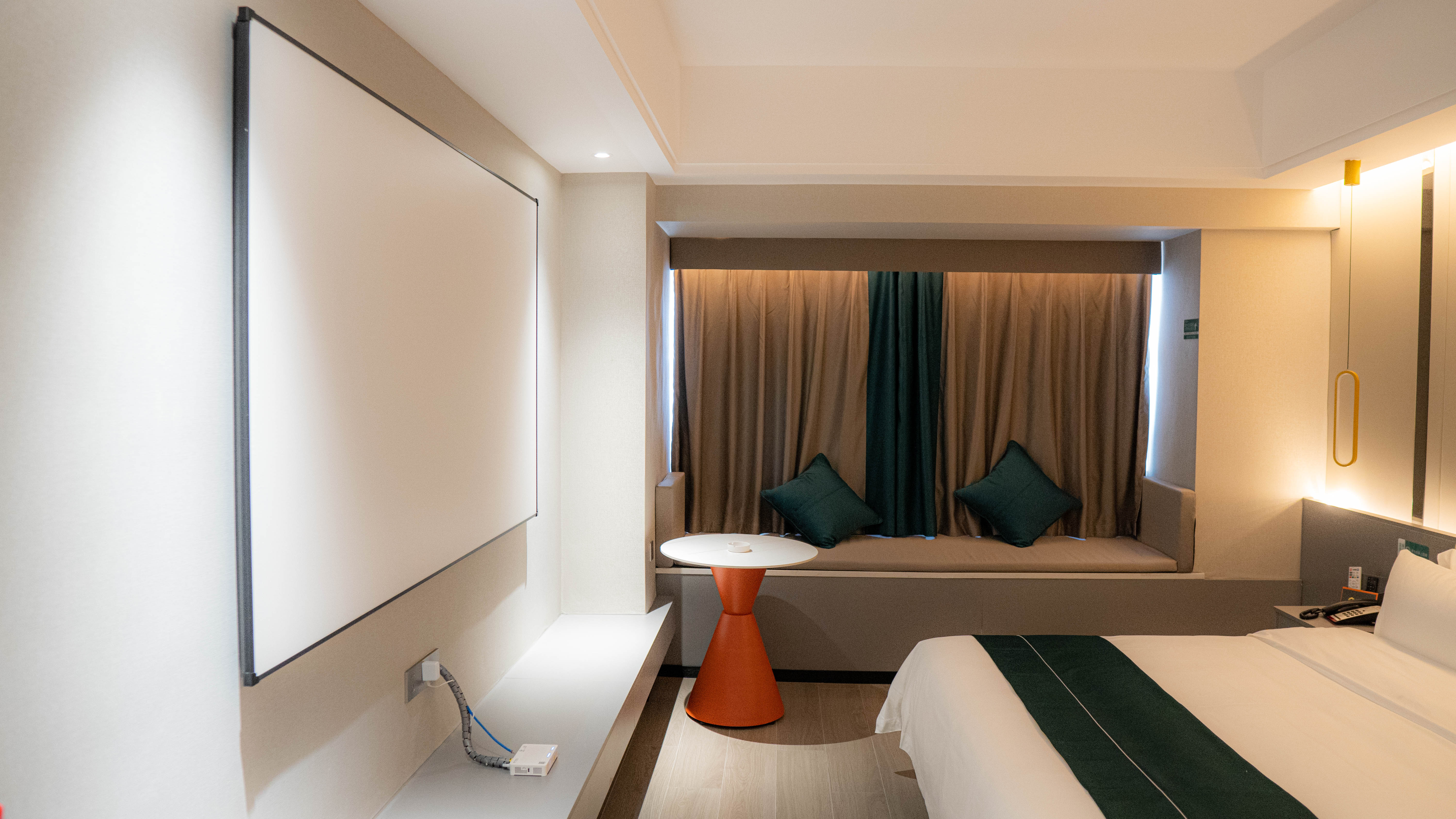 湖景豪華影音大床房（100寸）