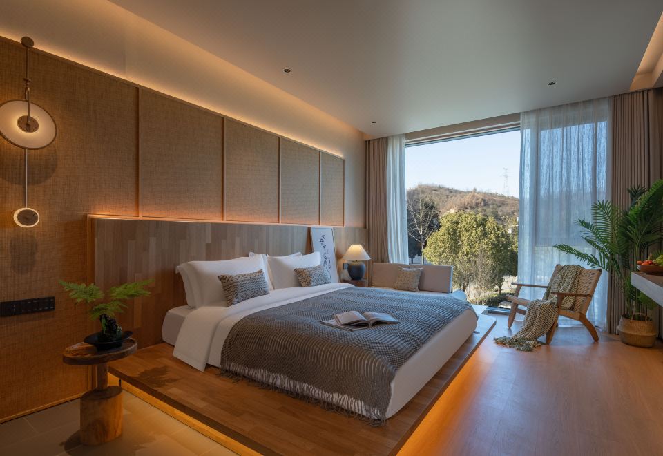 Queen Room With Courtyard View