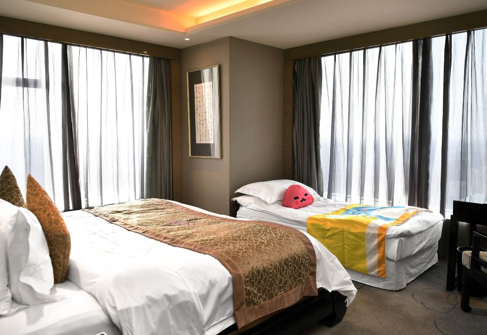 家庭全景套房【獨立客廳|超大床+單人床】