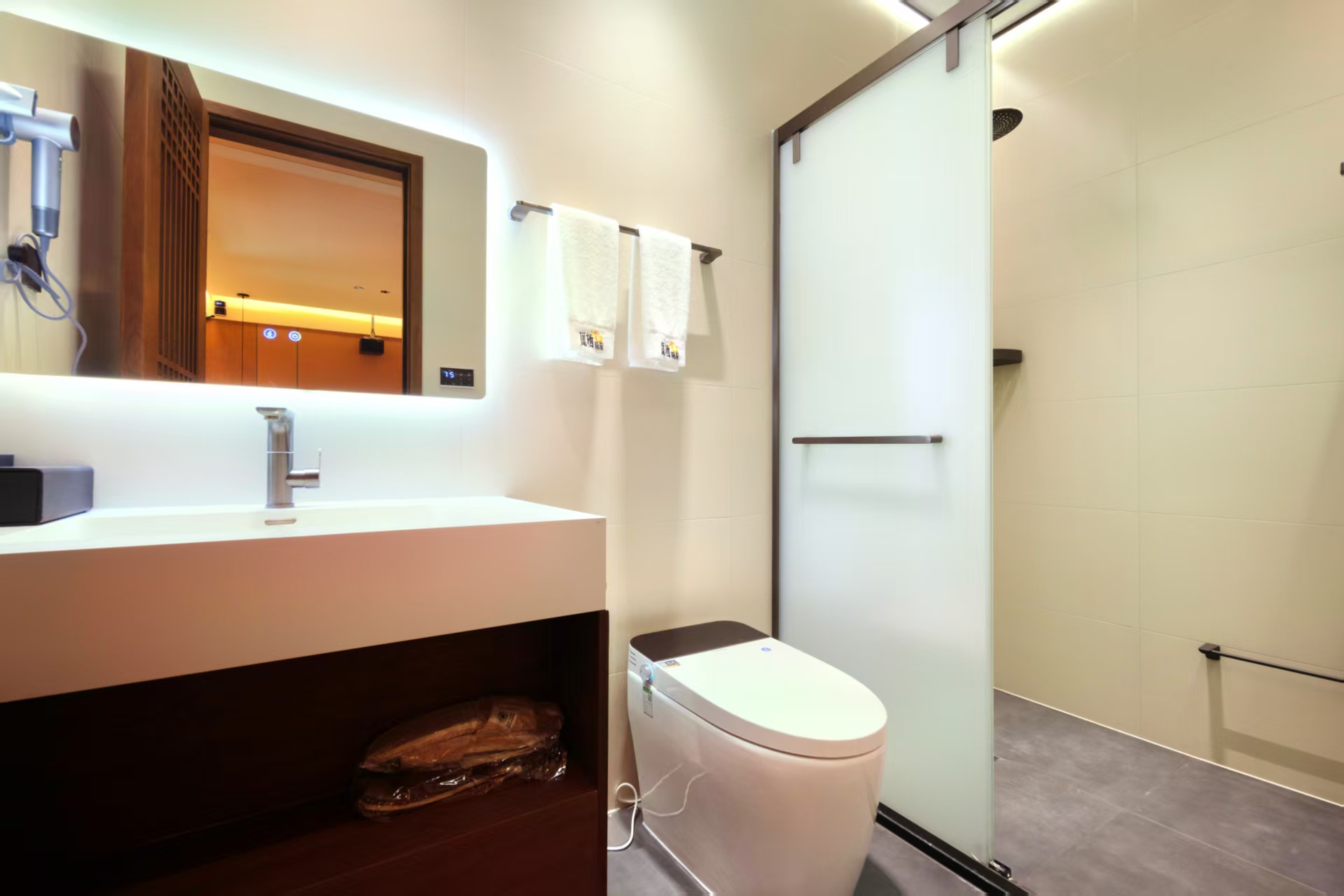 夯墙拓影双床房|智能客控+高清投影+可控温度直饮机