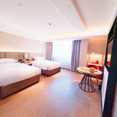 高級雙床房（東方元素+悠享辦公+閒暇品茗「功夫茶」+一鍵投屏+網紅化妝鏡） 怡程飯店（梧州市政廣場店）優惠