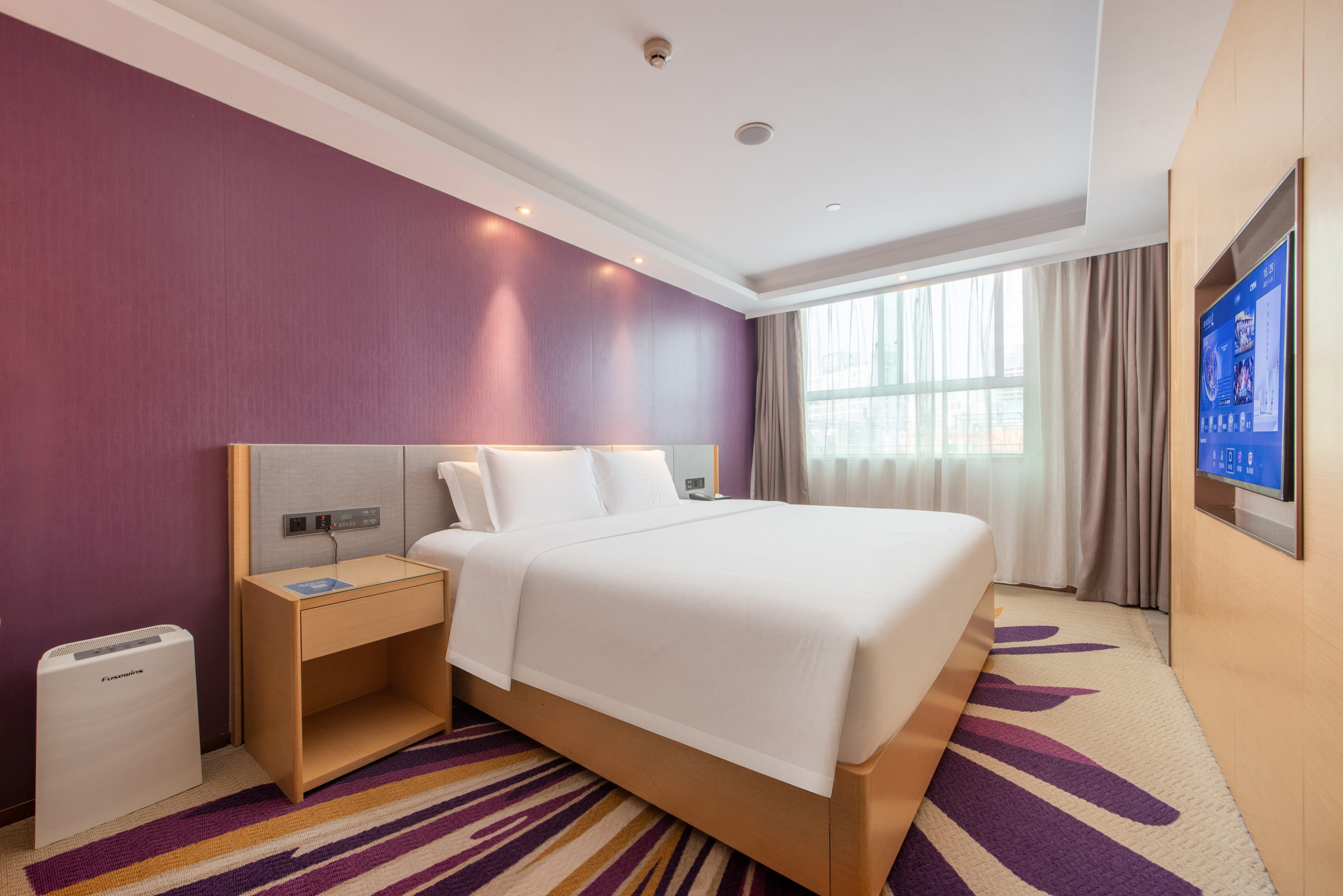 Lavande Hotel (Huawei Gangtou Metro Station)商务大床房 [零压床垫＋超大落地镜＋商务办公桌]