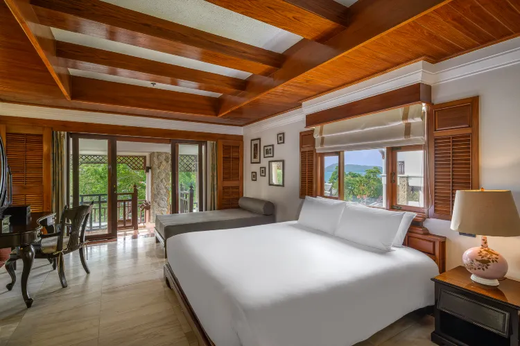 One Bedroom Hillside Suite With Terrace And Bathtub