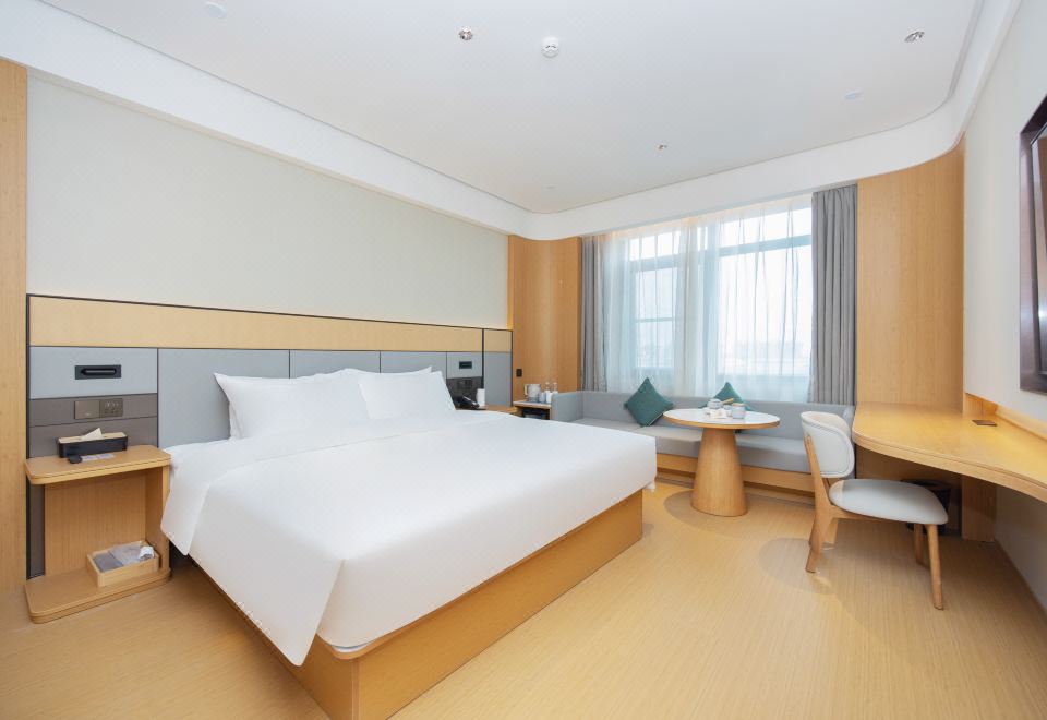 高级大床房（65寸电视无线投屏+小冰箱+小童洗漱用品）