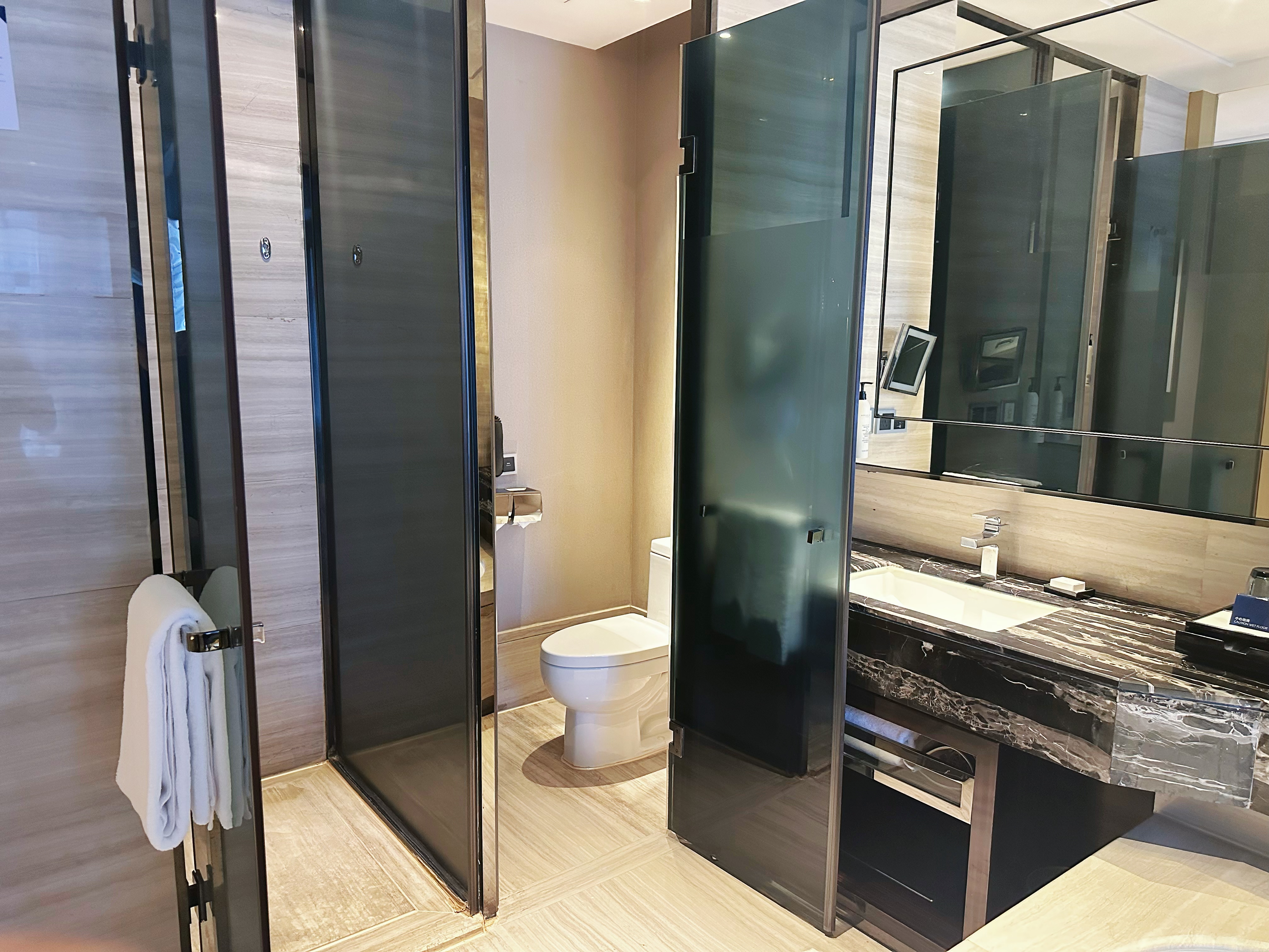 豪華大床房（全景落地窗，擁抱自然光影）