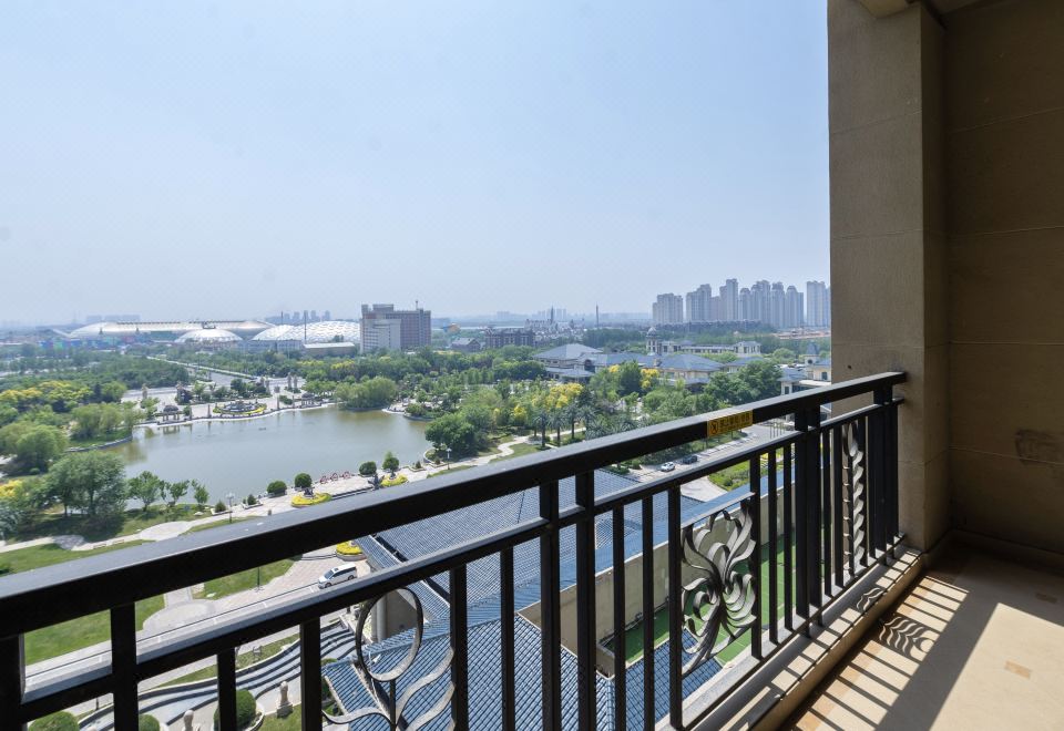 Evergrande Hotel Tianjin Dongli LakeRomantic Castle Fireworks Lake-View Double Bed Room