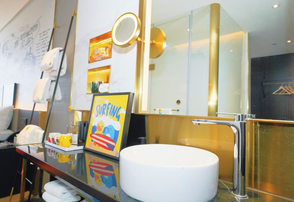 B.Duck小黄鸭主题房（手机投屏+小冰箱）