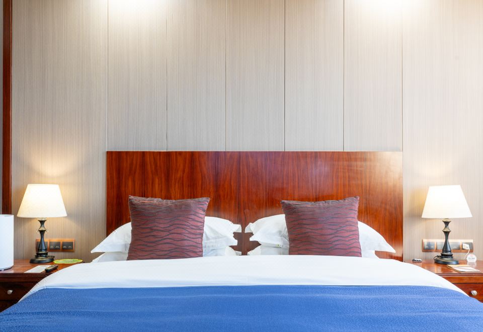 Zhongle Six Star HotelDeluxe Queen Room