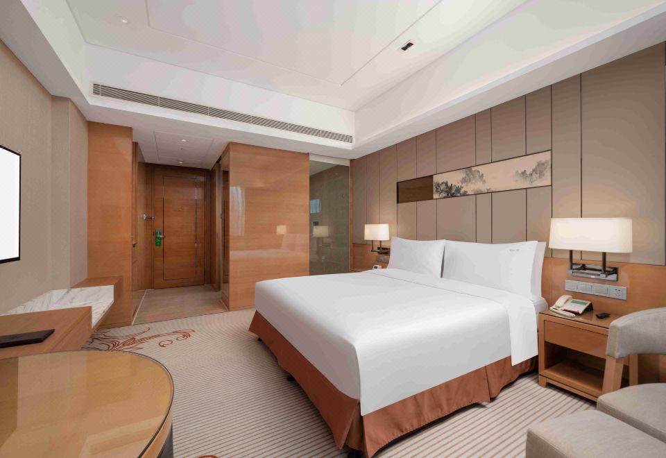 假日高级大床房（低楼层）