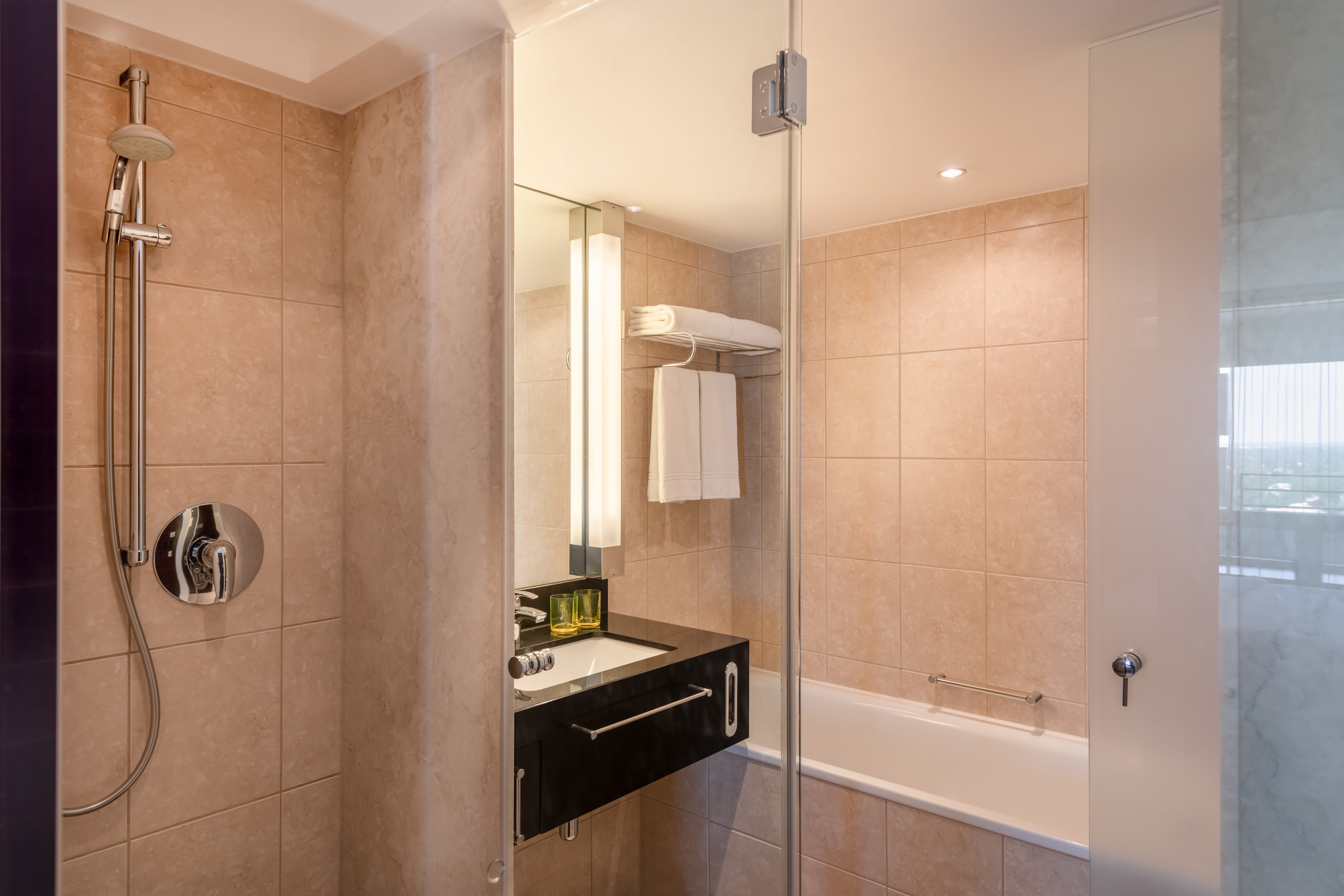 豪华套房， 2 卧室套房， 卧室1:1张特大床 ， 卧室2:1张特大床 ， 梳化床