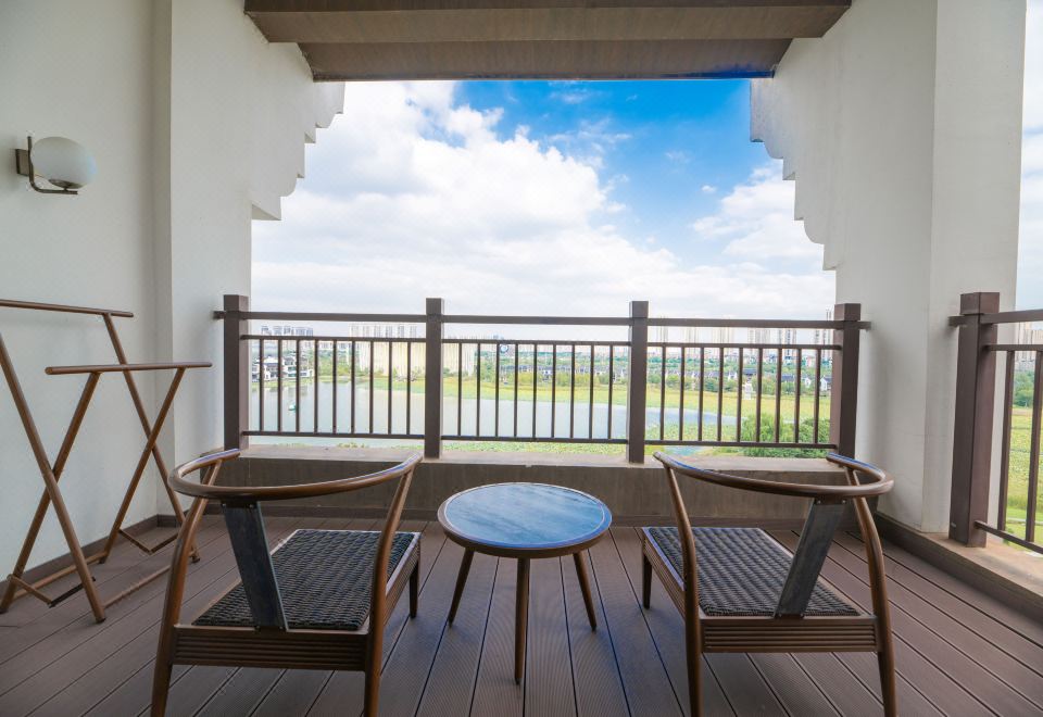 Steigenberger WuxiDeluxe Lake-view Queen Room