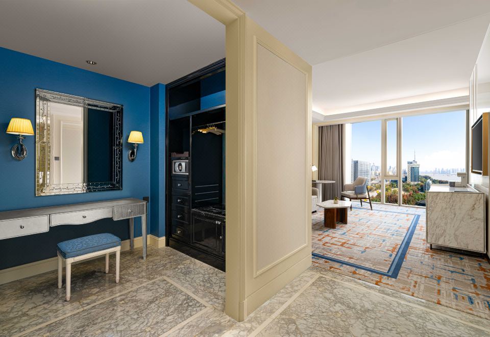 江景精緻套房 | 客廳帶梳化床| 江景+燈光秀 | 戴森吹風機+衞洗麗+Byredo洗護用品