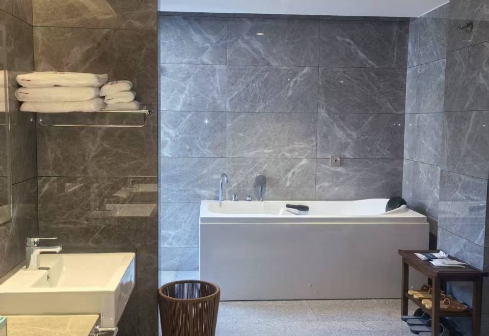 FUZHOU ROYAL HOT SPRING HOTEL & RESORTYunshui Pavilion - Parent-Child Villa (One-Bedroom, One-Living Room + Indoor Bathtub Only)