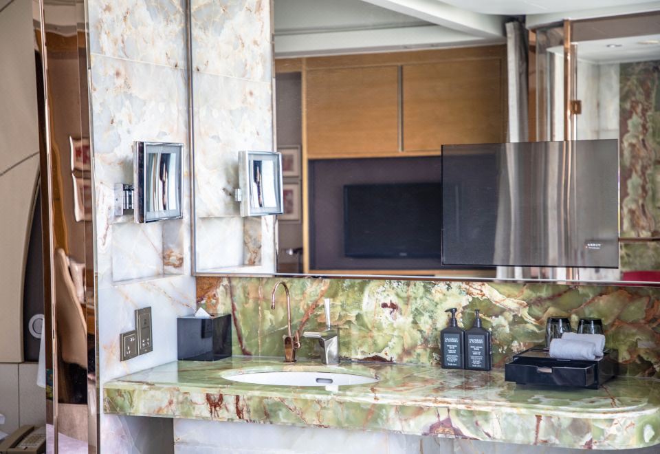 太湖日出·180°圆浴湖景大床房（观湖圆浴缸）