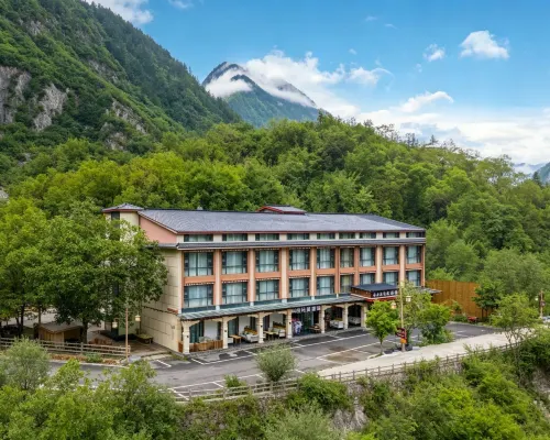 Banshan Yueshe Theme Art Holiday Hotel Hotel di Jiuzhaigou