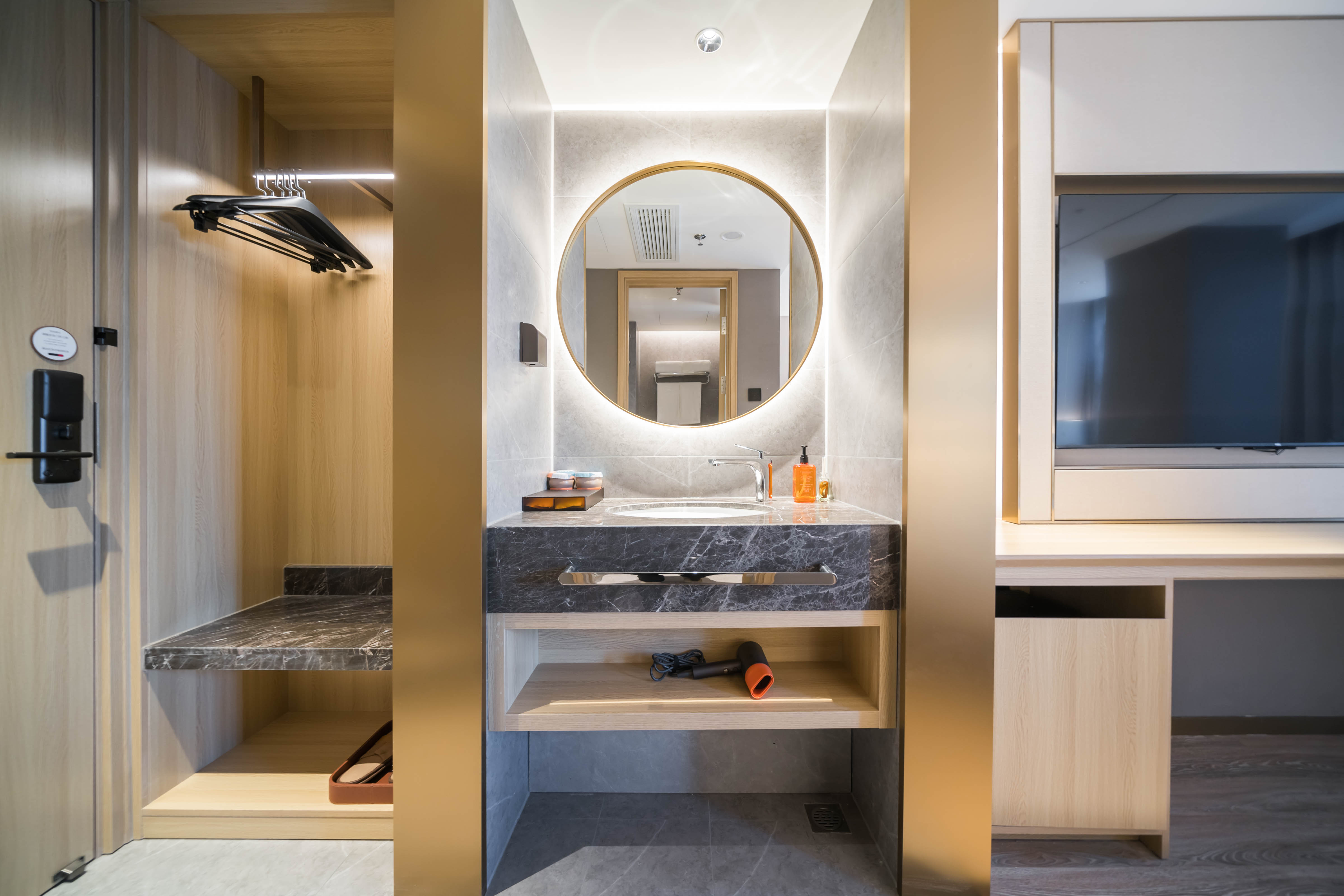 高级双床房（智能客控+65寸投屏电视+小冰箱）