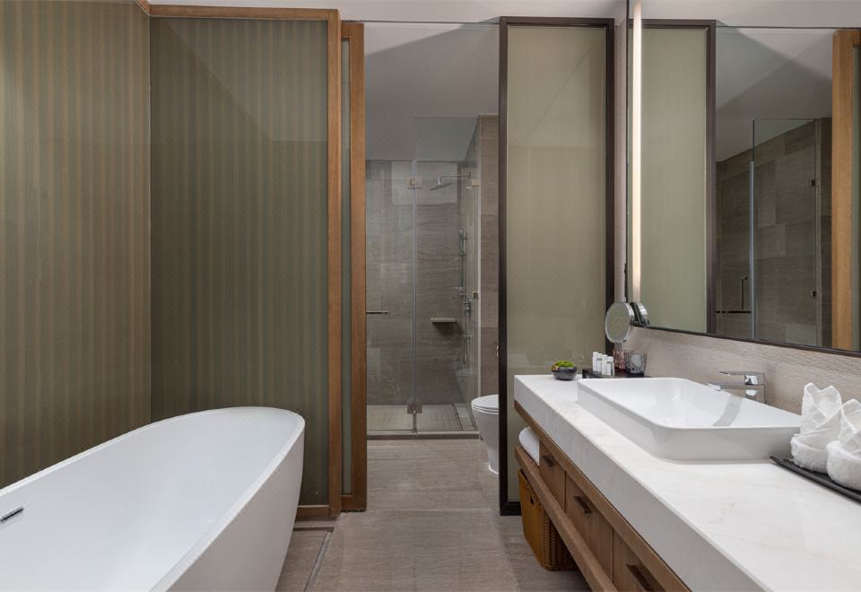 天鹅湖豪华大床房（阳台+湖景）