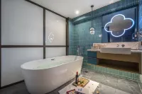 Royard Hotel(Du Fu Thatched Cottage Huanhuaxi Park)