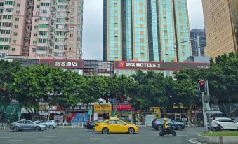 Locals Hotel (Guangzhou Sports Center Linhexi Metro Station)