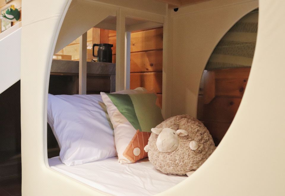 Wonderland Resort ZhujiCute Pet Theme Family Room