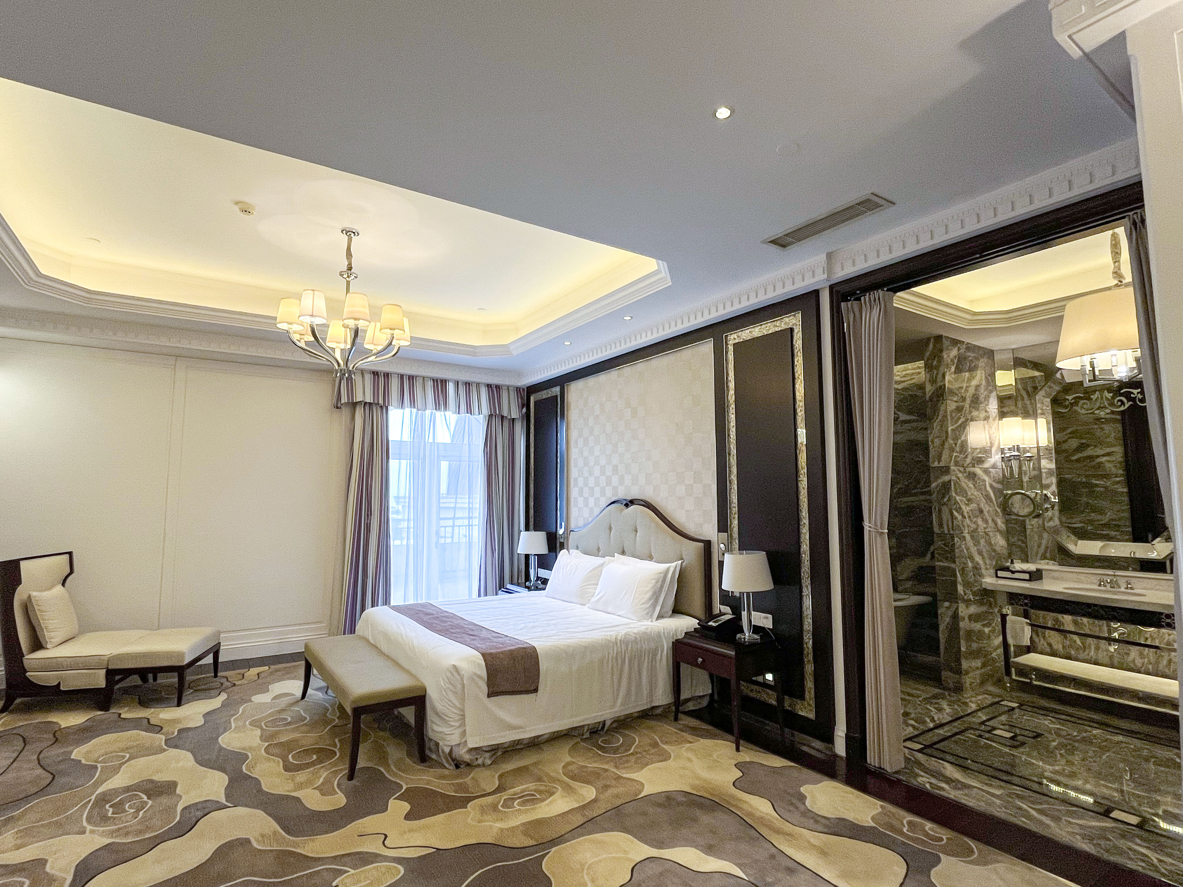 园景阳台套房（浴缸＋阳台）