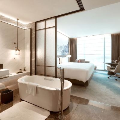 特大床側海景房 青島海天大酒店優惠