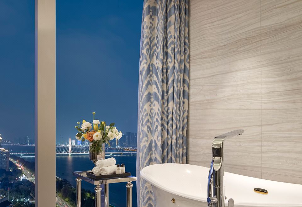 270°全江景特色家庭套房 | 獨立客廳帶沙發大床