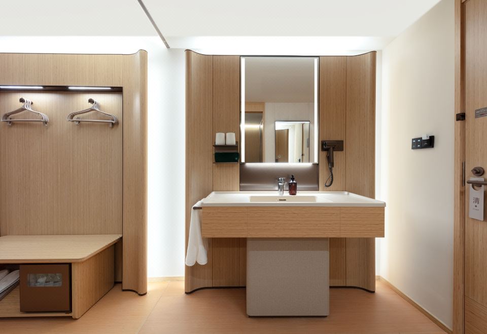 高级双床间（智能客控+商务茶桌+小冰箱）