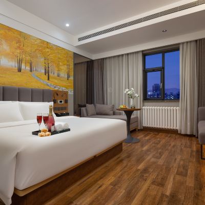 明星舒適大床房（明亮外窗+會客沙發區+柔軟羽絨枕） 秋果飯店（北京新國展首都機場店）優惠