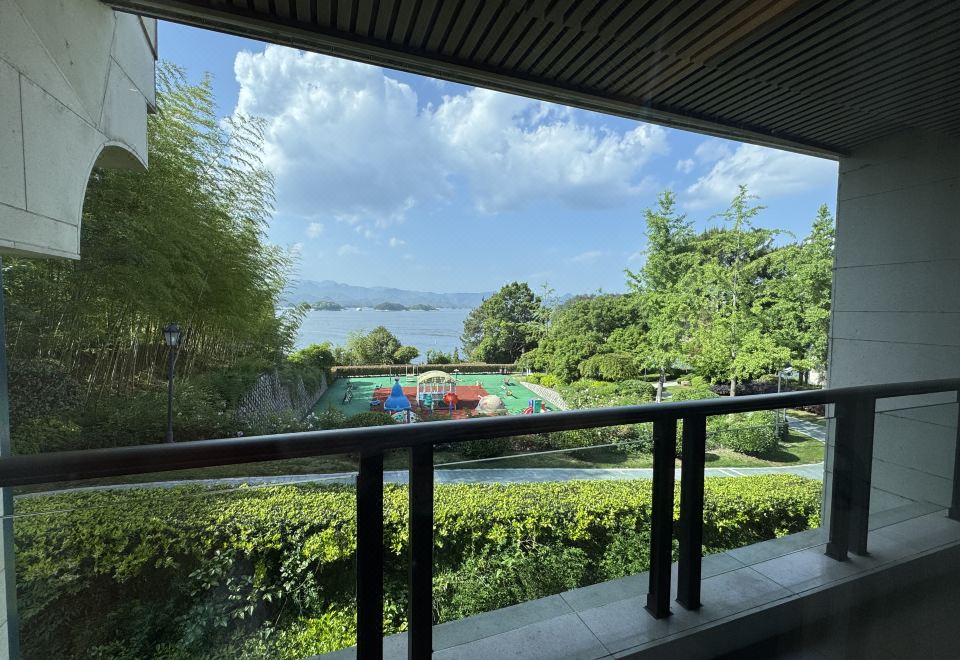 Narada Qiandao Lake ResortLake View King Size Bed, Family Room, High-low Bed