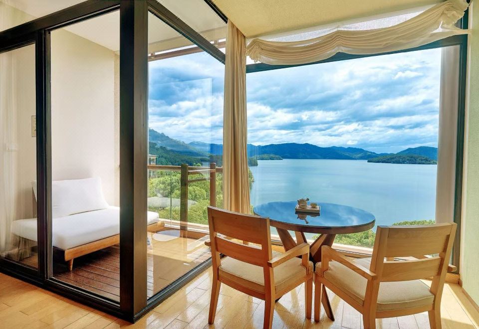 尊享湖景套房·圆形观景浴缸