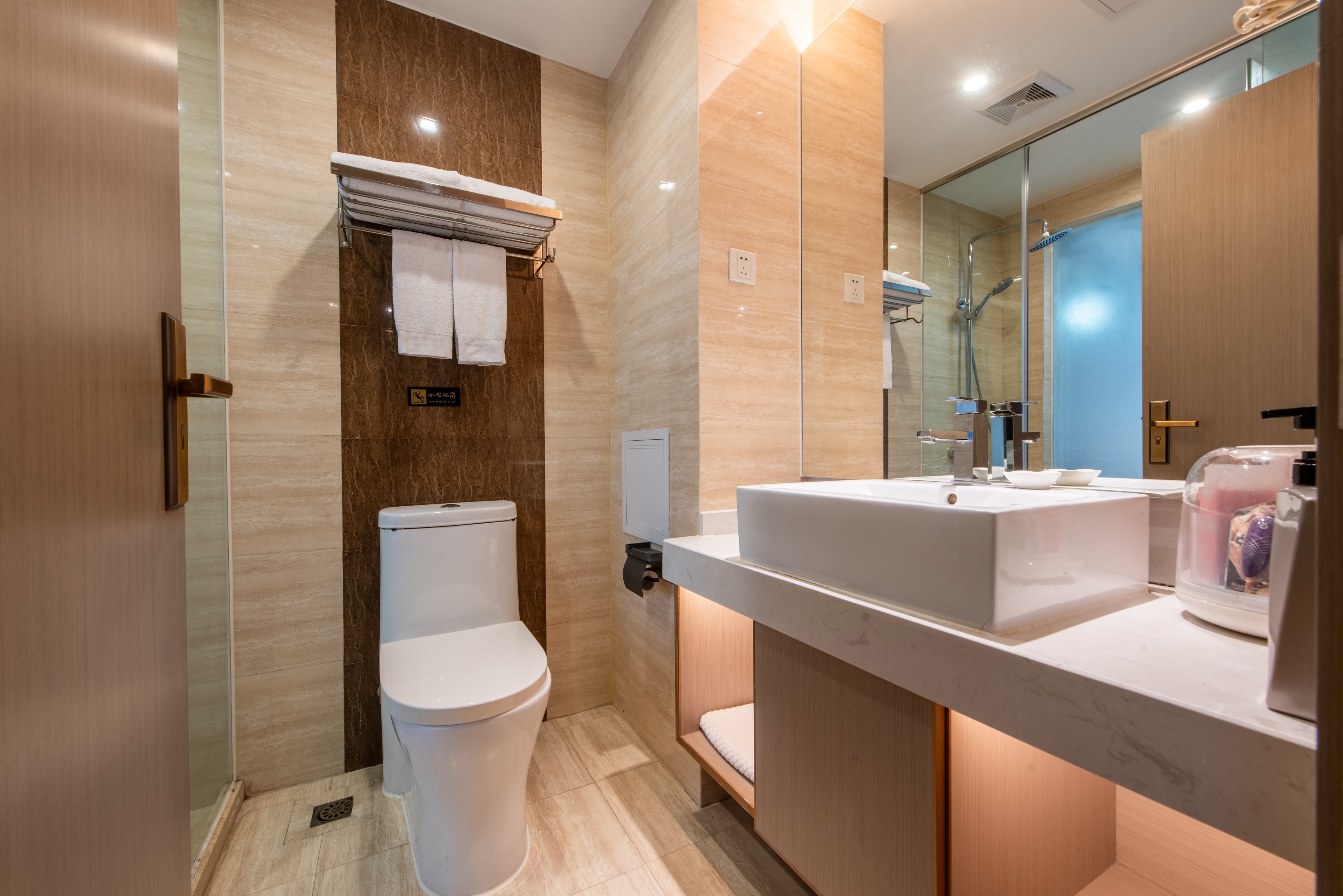 「荣耀」电竞大床房丨RTX5060+13490F+2K240HZ+32G+冰箱