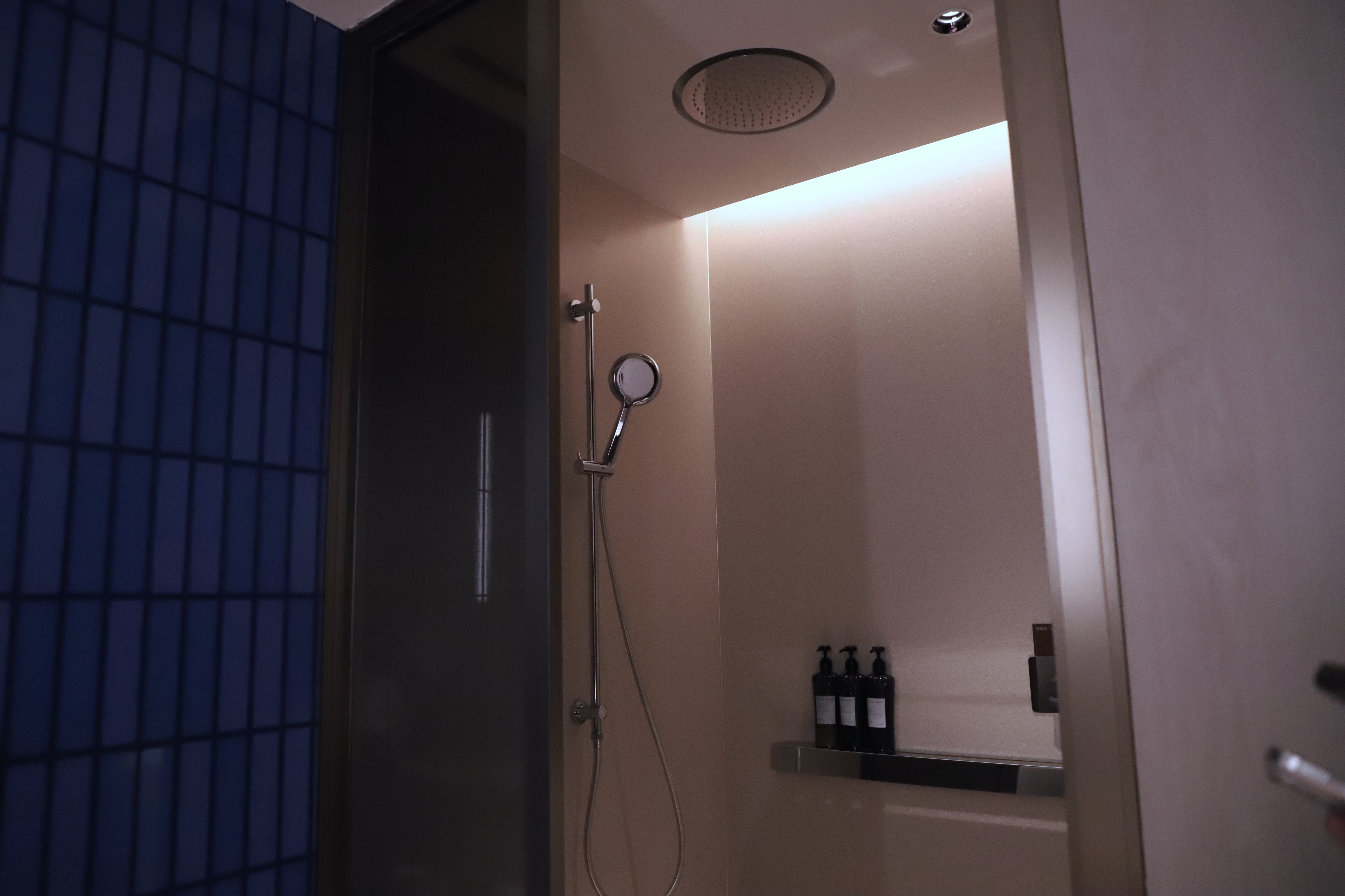 商务特大床房（香氛晶石+高清投屏+小冰箱+蓝牙音箱）