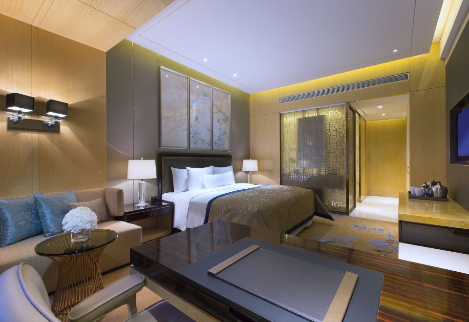 行政豪華大床房·俯瞰龍潭碧波/繁華街景+妙夢深睡床墊