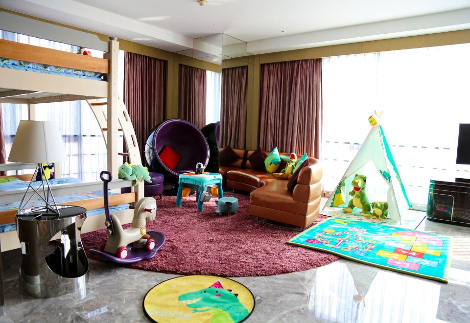 恐龍樂園家庭親子全景套房（大床+子母床）