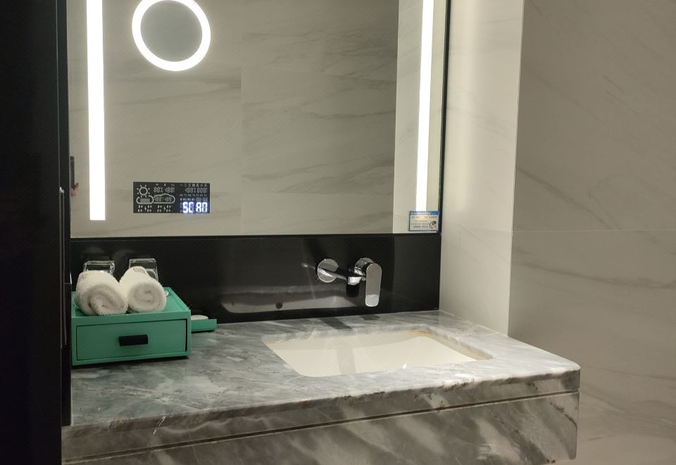 森林氧吧湖景大床房