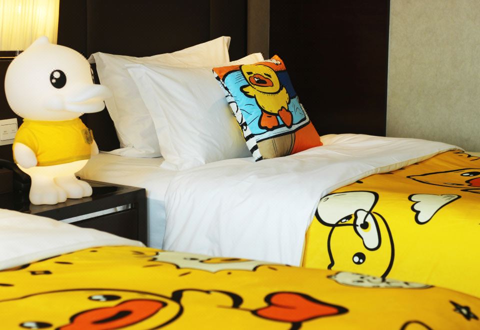 Rising Butterfly Hotel, Chengdu TaiKoo LiB.Duck-Themed Room With Children's Amenities