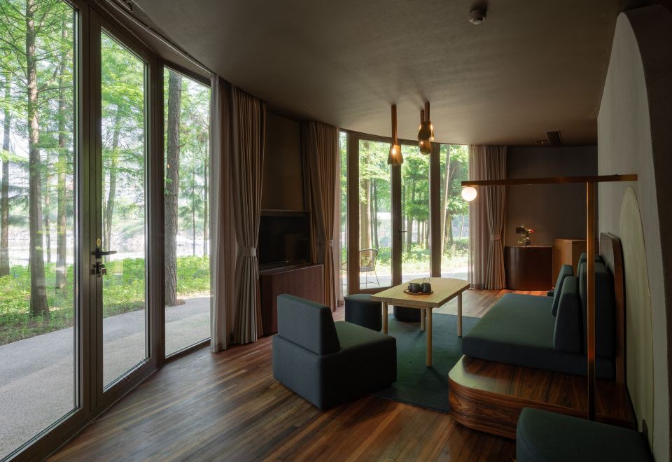 豪華湖景大床房