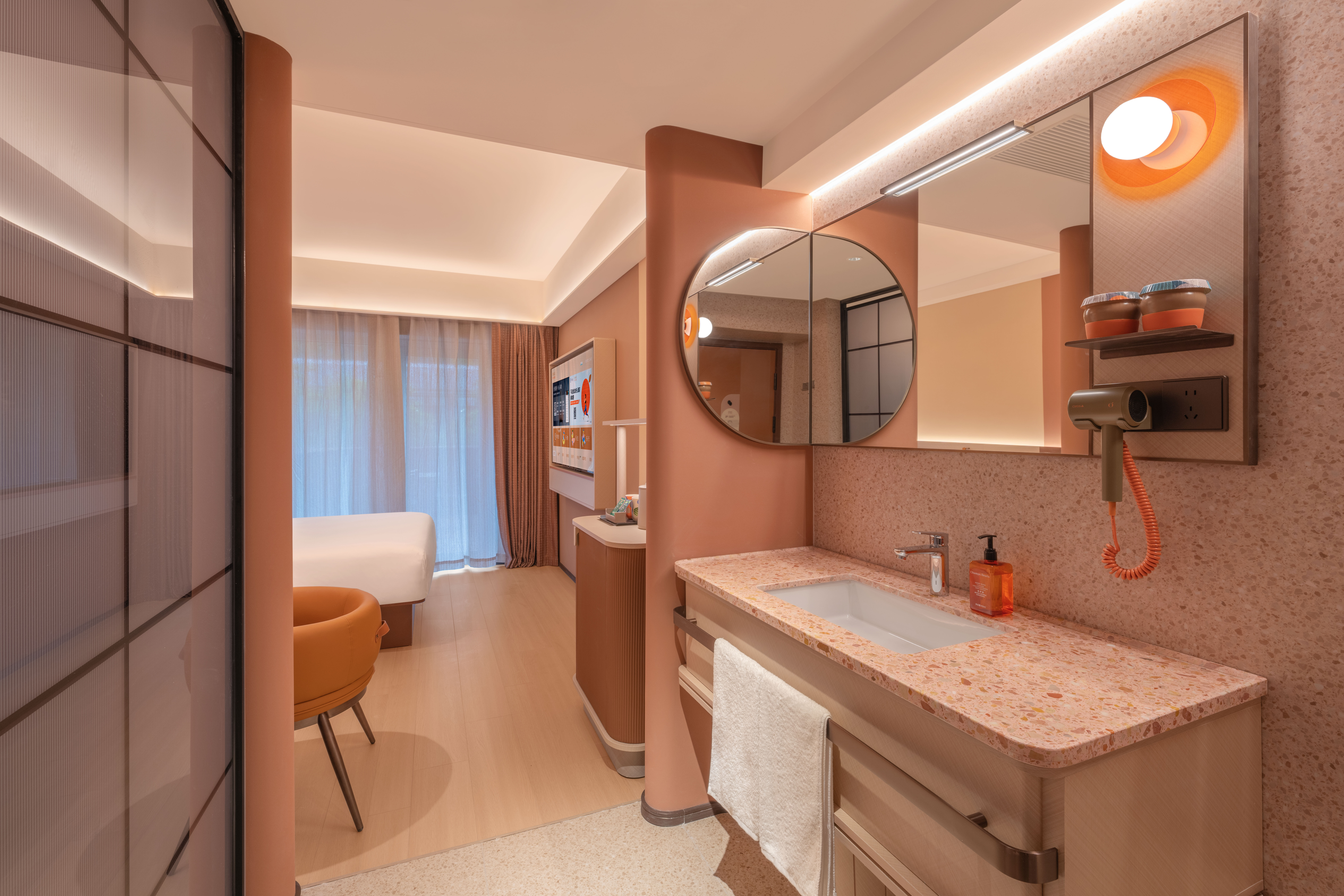 观景大床房（65寸电视智能投屏+冰箱+智能马桶）