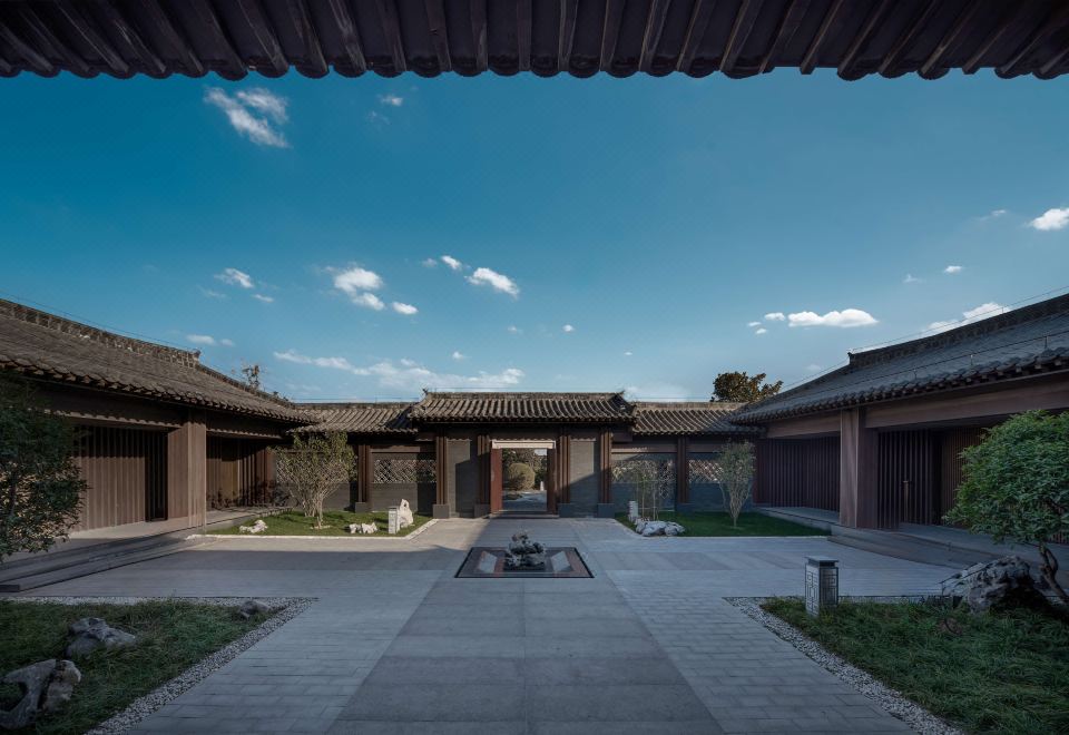 1 King Standard Courtyard Access