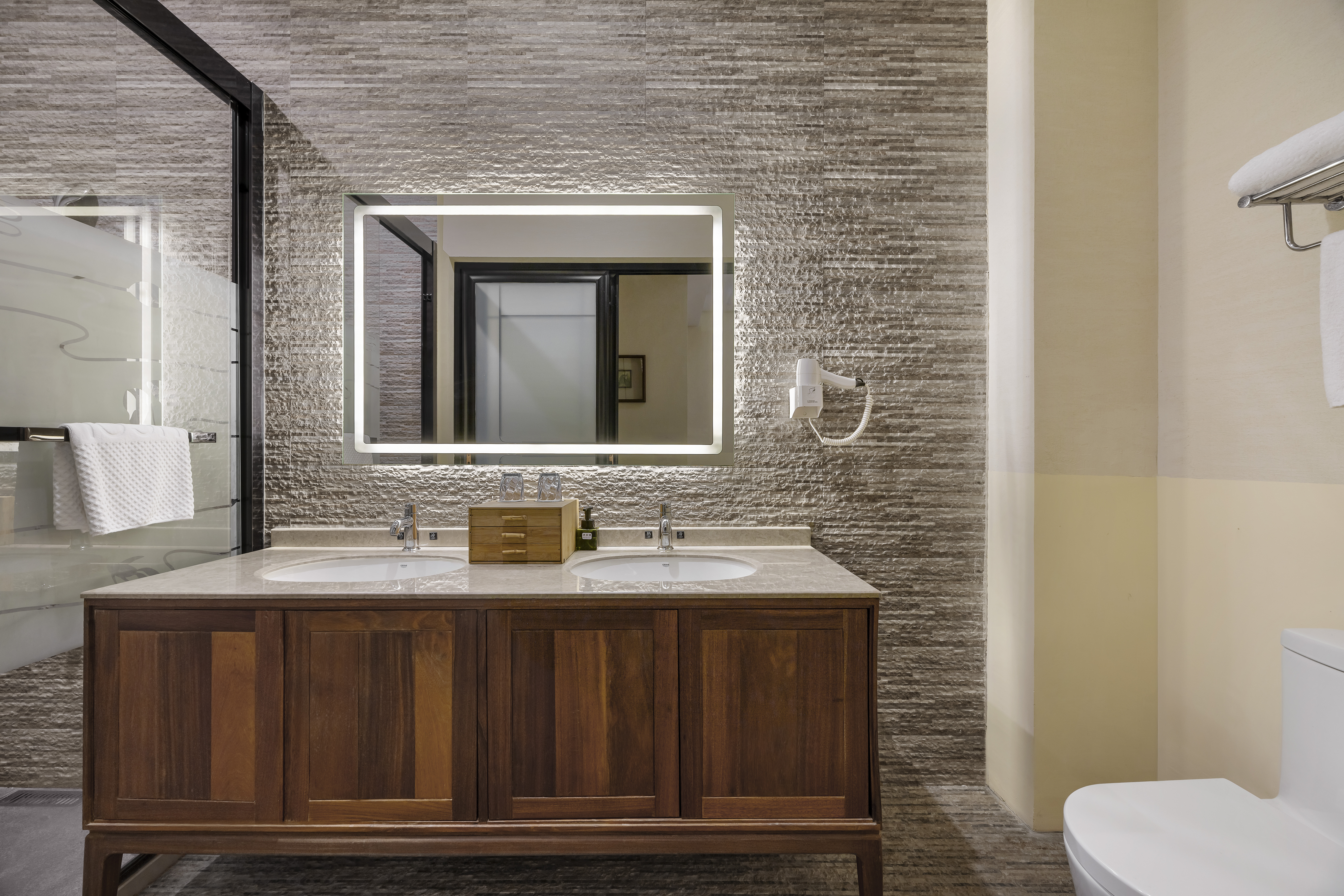 园景商务套房（动静分区+品质梳化床）