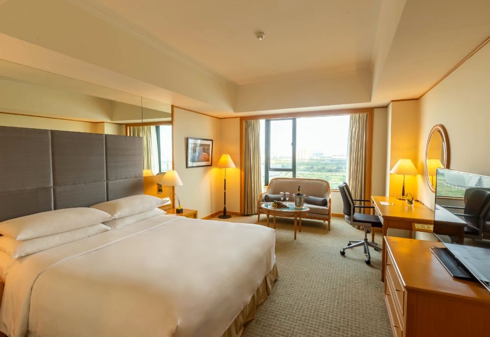 Renaissance Riverside Hotel SaigonR Club King Room