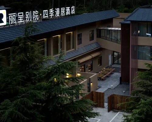Rezen Retreat · Four Seasons Manju Hotel (Jiuzhaigou Tourist Center) Hotel di Jiuzhaigou
