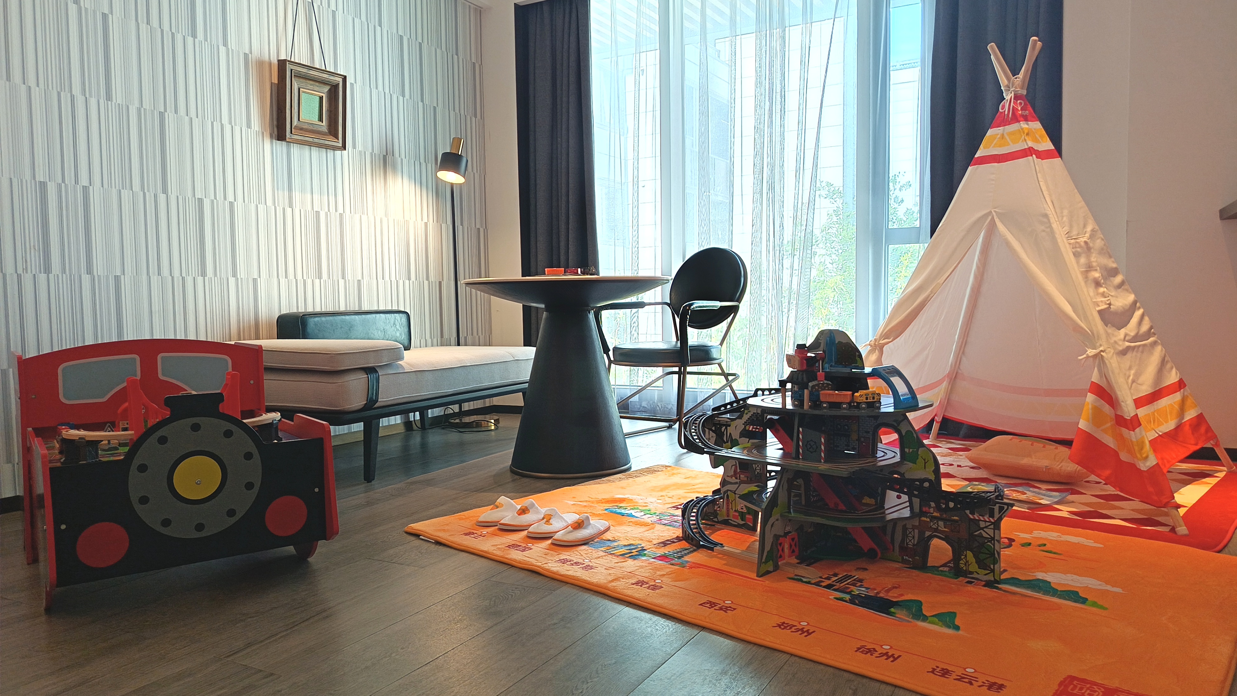 新丝绸之路亲子房（卡通主题+亲子空间+智能投屏）