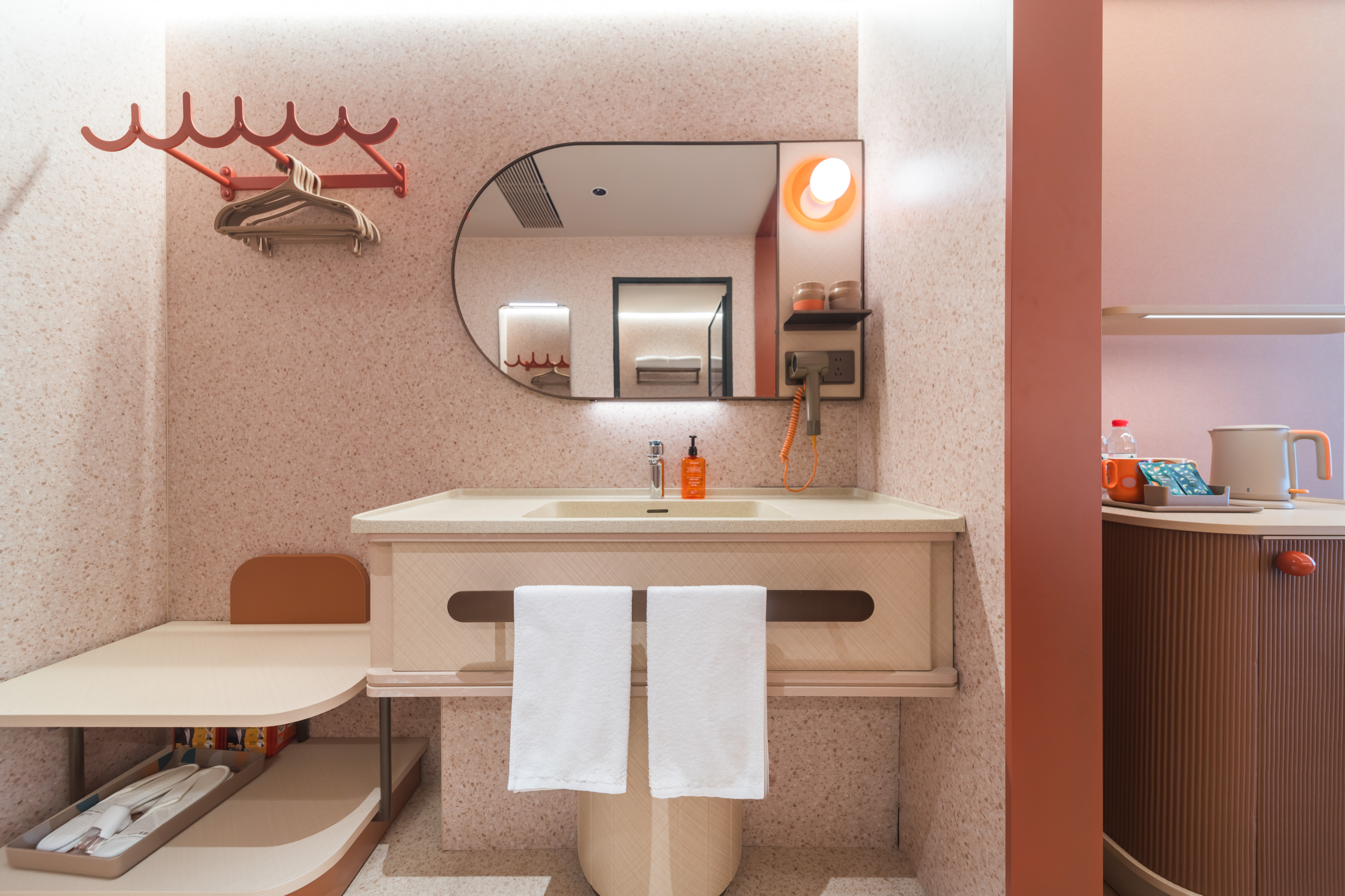 商務大床房（小冰箱+智能客控+電視投屏）