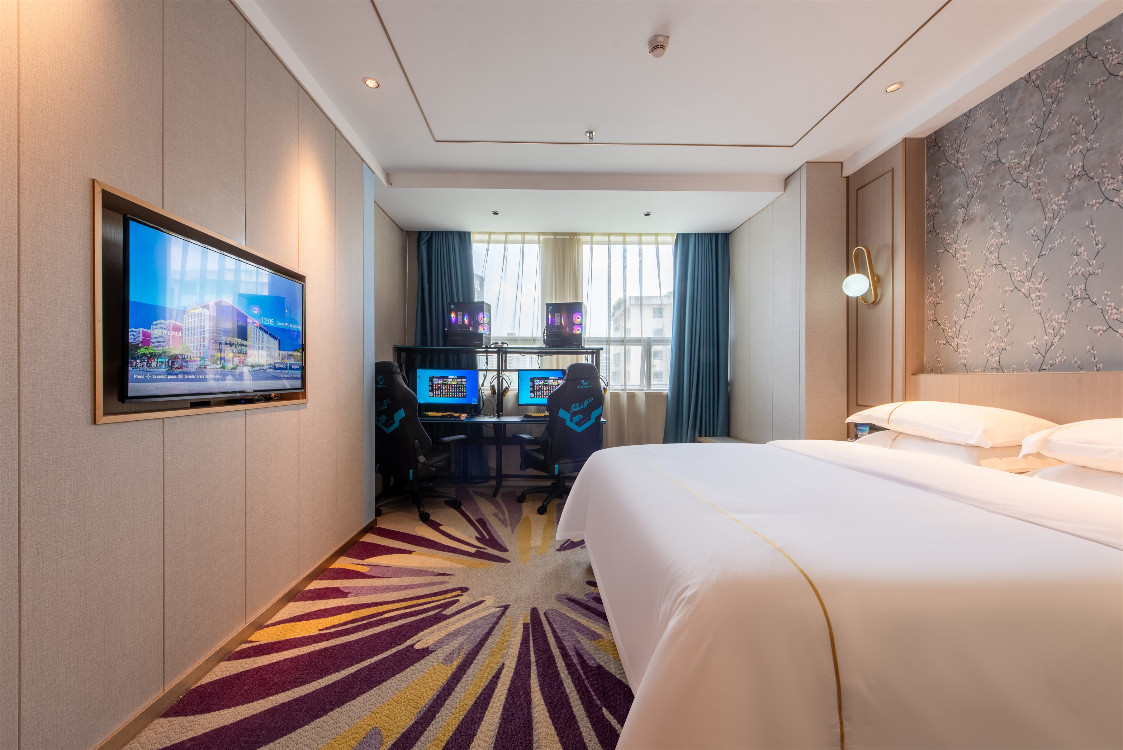 「荣耀」电竞大床房丨RTX5060+13490F+2K240HZ+32G+冰箱