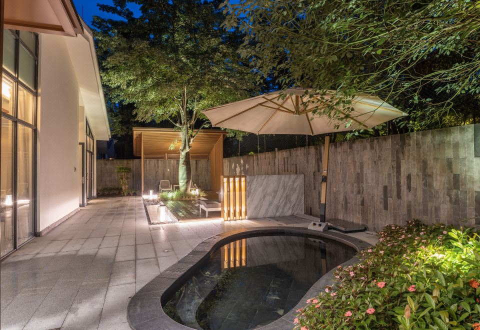 泉悦7号?花园美景两房别墅&高档家俱配套&超大私汤泡池